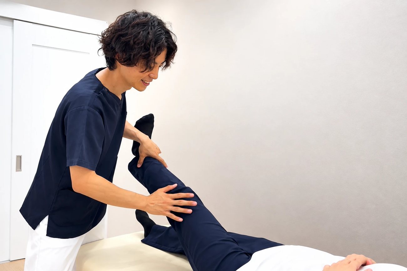 脚の動きから全身の状態を検査する院長