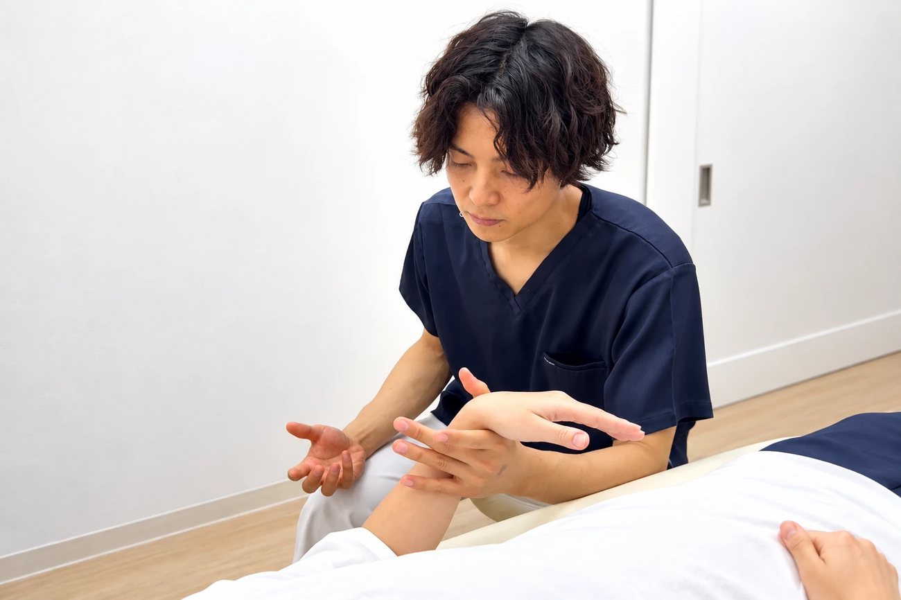 そっと手を当てて頭と内臓の緊張を整える院長