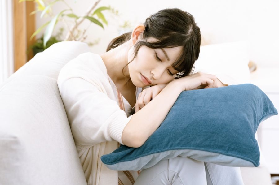 朝がつらく起き上がれない様子