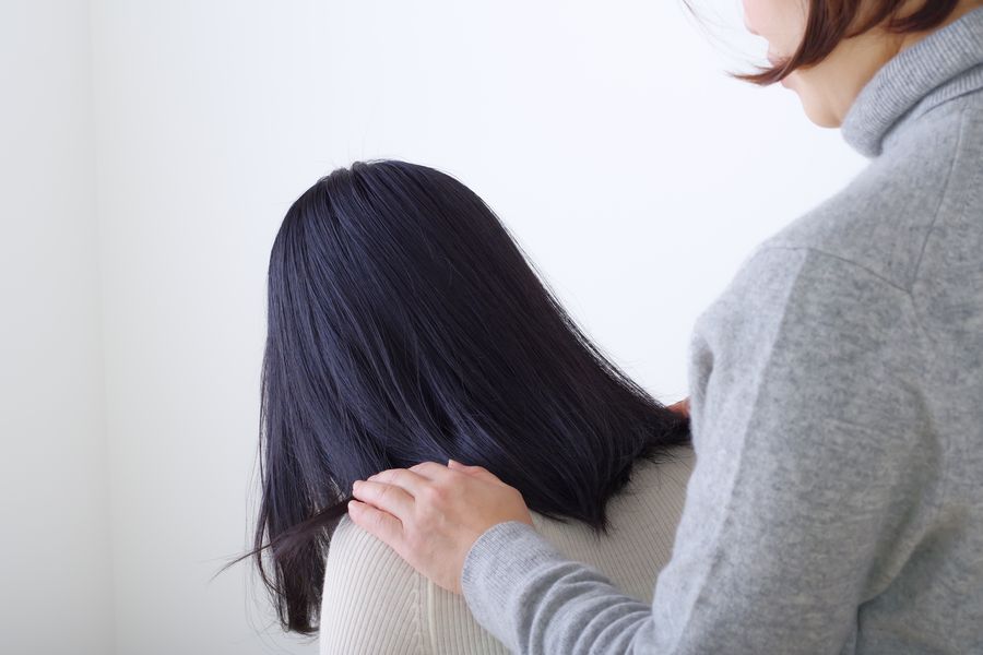 お子さんに寄り添うお母さん