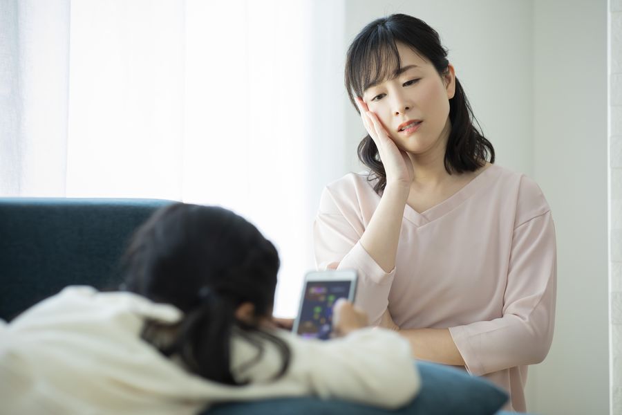 朝起きられないお子さんと悩むお母さん