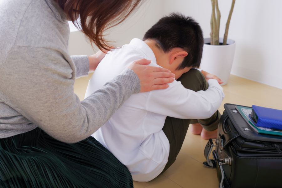 学校に行けないお子さんに寄り添うお母さん