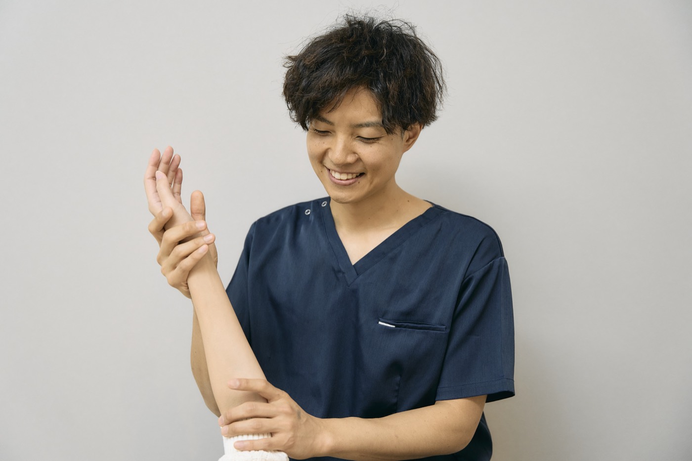 手をとって身体の状態をみる院長